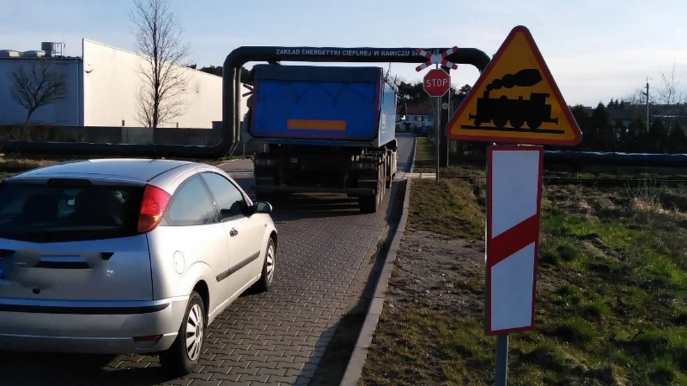 Policjanci KPP w Rawiczu ustawili się przy przejeździe kolejowym. Ich wnioski nie napawają optymizmem - Zdjęcie główne