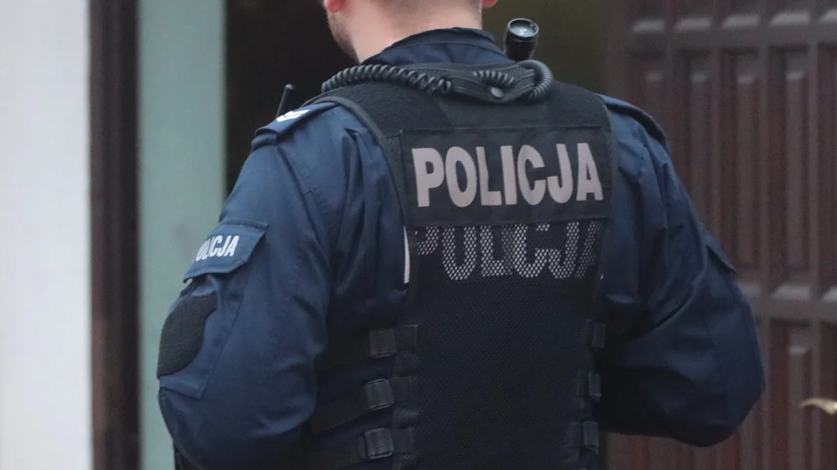 Nietrzeźwy traktorzysta zobaczył policjantów, zjechał na pobocze i udawał, że śpi - Zdjęcie główne