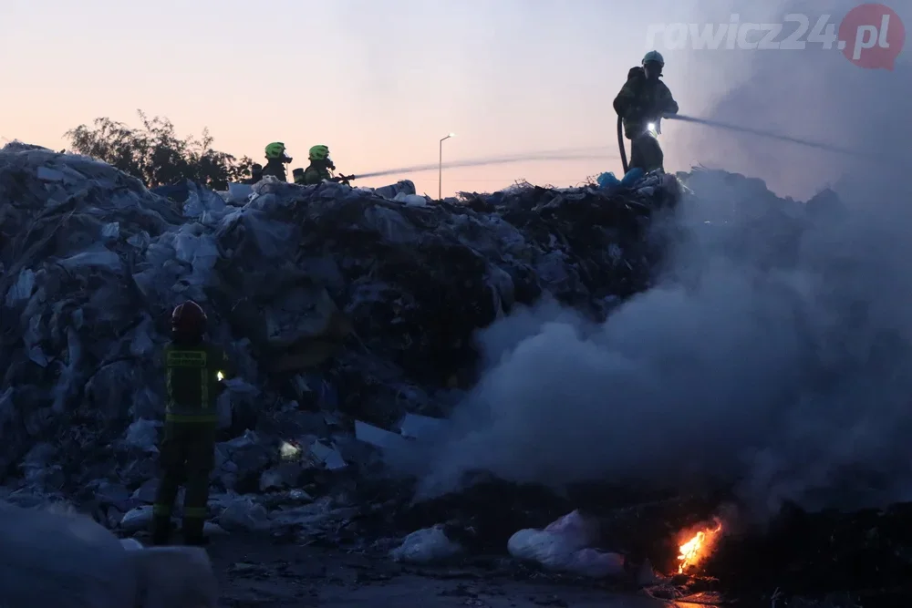 Prawie milion litrów wody zużyto do ugaszenia pożaru hałdy odpadów w Rawiczu [RAPORT] - Zdjęcie główne