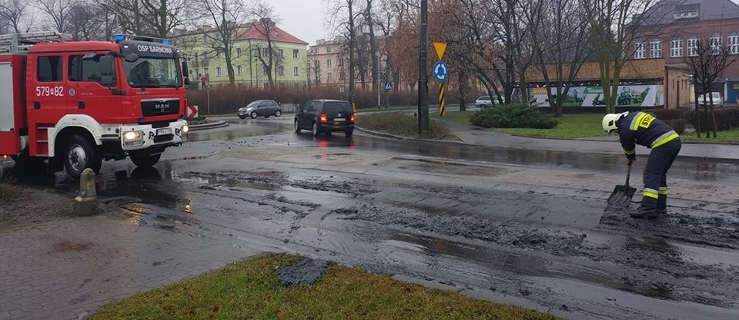 Przewoził ciężarówką szlam. Ładunek wylał się na drogę [FOTO] - Zdjęcie główne