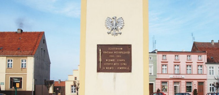 Krzyż powstańczy na pomniku - Zdjęcie główne