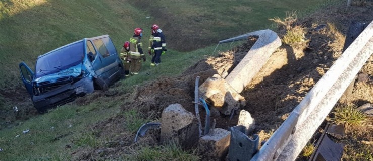 Węzeł Korzeńsko. Bus spadł ze skarpy na S5 [FOTO] - Zdjęcie główne