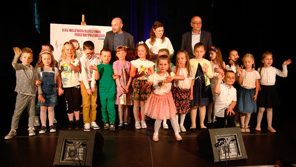 W Domu Kultury w Rawiczu odbyły się powiatowe eliminacje Festiwalu Piosenki Przedszkolaków. Dzieci z wielką swobodą śpiewały i tańczyły  - Zdjęcie główne