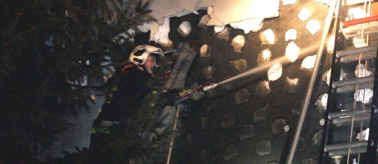 Pożar w Oczkowicach. Paliła się ściana budynku mieszkalnego - Zdjęcie główne