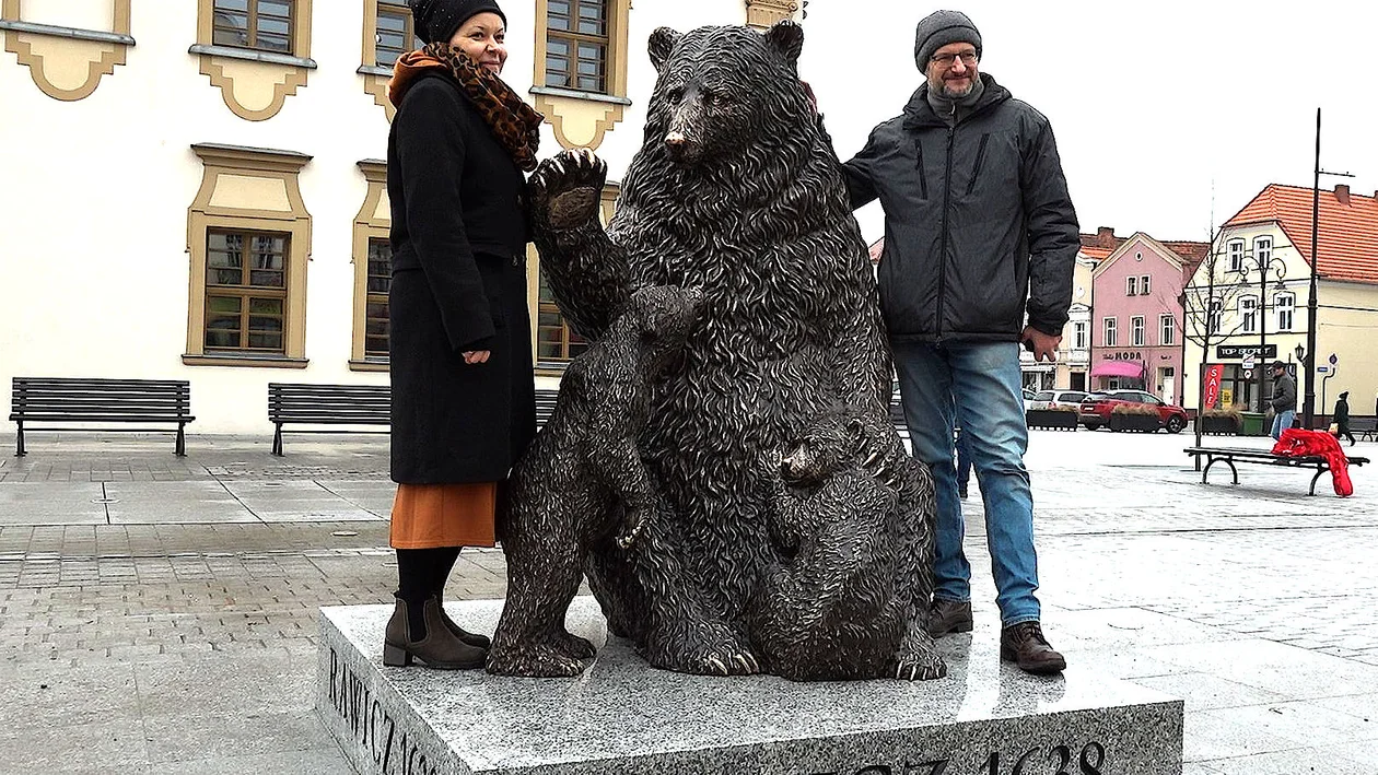 Niedźwiedź stanął na rawickim rynku [FILM+FOTO] - Zdjęcie główne