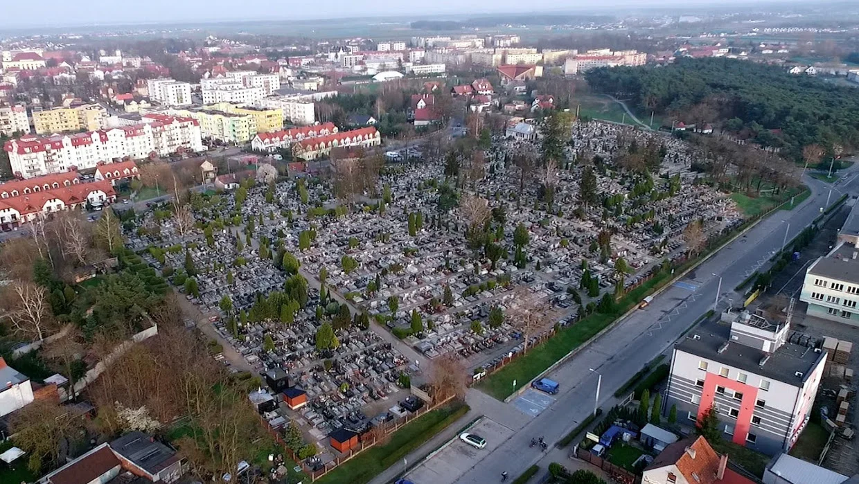 Wszystkich Świętych. Zmiana organizacji ruchu w rejonie cmentarza w Rawiczu [FILM] - Zdjęcie główne