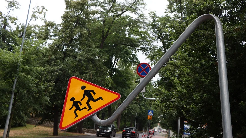 Policja w Rawiczu ustaliła, kto odpowiada za zniszczenie znaków. "Poalkoholowy wybryk" - Zdjęcie główne