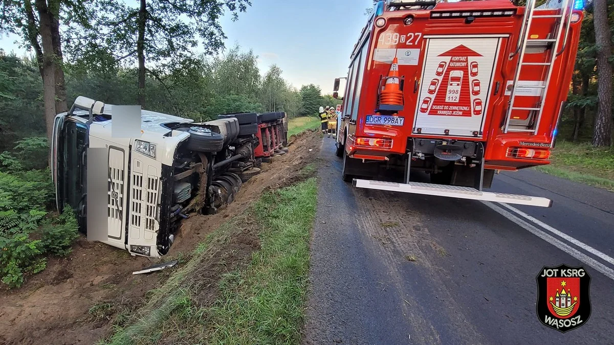 Cysterna z czekoladą w rowie. Interweniowały służby z dwóch powiatów - Zdjęcie główne