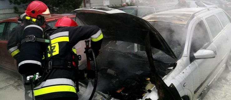 Opel stanął w ogniu. Pracownicy pobliskiej stacji ruszyli z pomocą - Zdjęcie główne