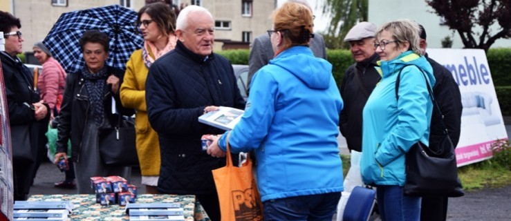 Leszek Miller w Miejskiej Górce i Rawiczu. Rozdawał cebulki tulipanów [FILM+FOTO] - Zdjęcie główne