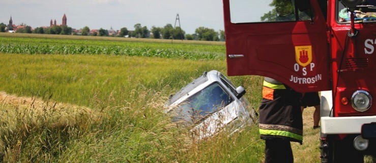 Citroen wpadł do rowu. Dwie osoby trafiły do szpitala - Zdjęcie główne