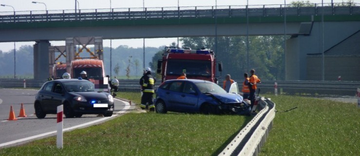 Ford uderzył w barierki na ekspresówce - Zdjęcie główne