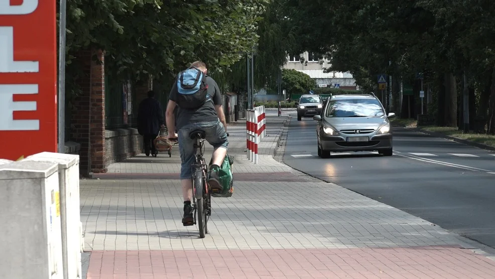 Ciąg pieszo-rowerowy przy ulicy Dąbrowskiego w Rawiczu. Jak prawidłowo się po nim poruszać? [FILM] - Zdjęcie główne