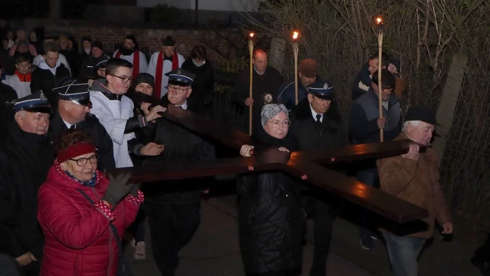 Rawicka Droga Krzyżowa ulicami miasta. Wierni modlili się o pokój w Ukrainie [ZDJĘCIA] - Zdjęcie główne
