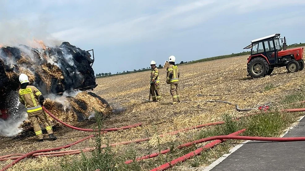 Pożar balotów słomy na lawecie. Rolnik trafił do szpitala - Zdjęcie główne