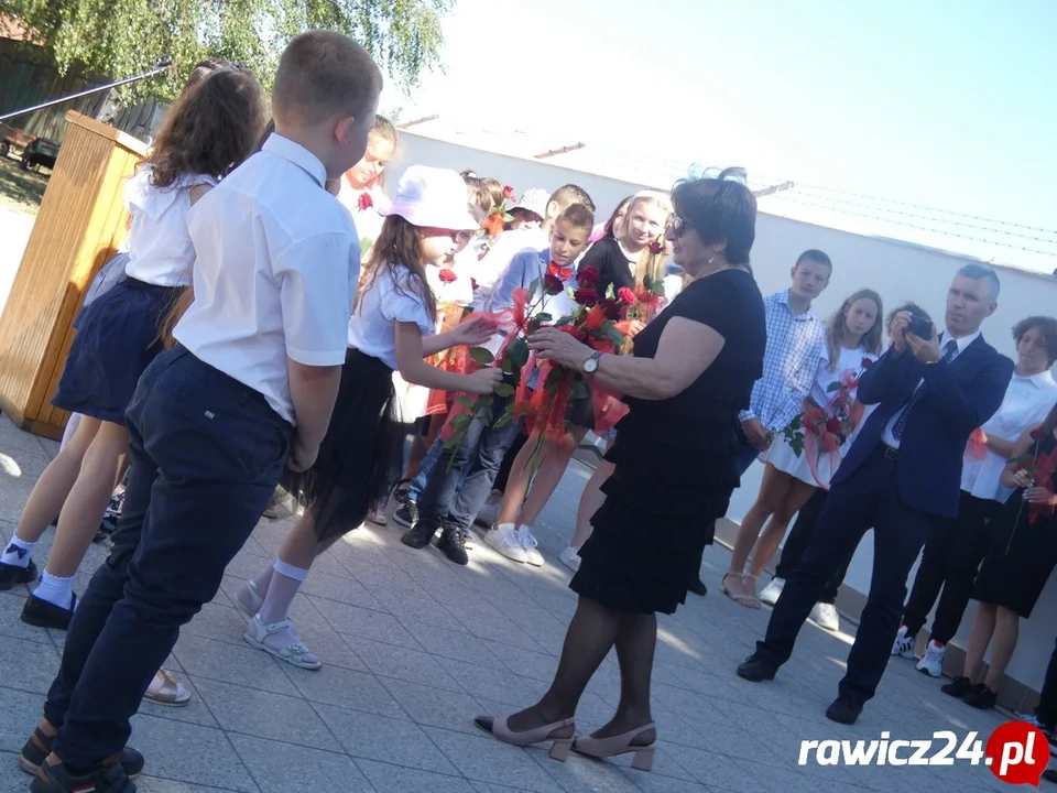 Dyrektor Szkoły Podstawowej w Bojanowie przeszła na emeryturę. Teresa Polc została pożegnana przez uczniów - Zdjęcie główne