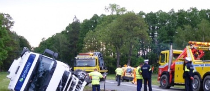 9 osób rannych po zderzeniu busa z cysterną [ZDJĘCIA] - Zdjęcie główne