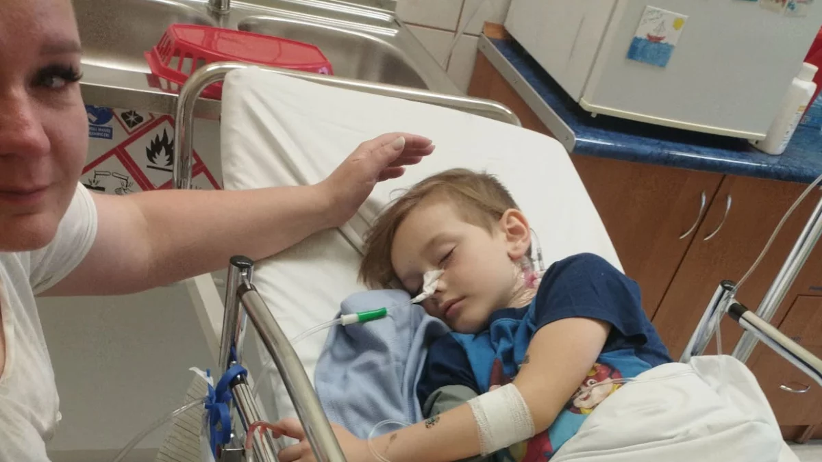 Zbagatelizowali ból brzucha u dziecka? Fabian przeżył koszmar, rodzice szukają sprawiedliwości