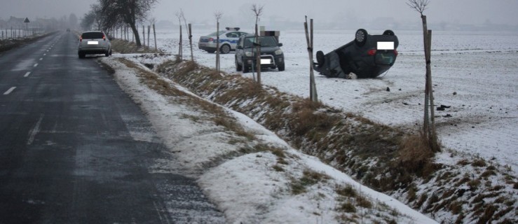 Bardzo ślisko na drogach. Dachowanie pod Słupią Kapitulną - Zdjęcie główne