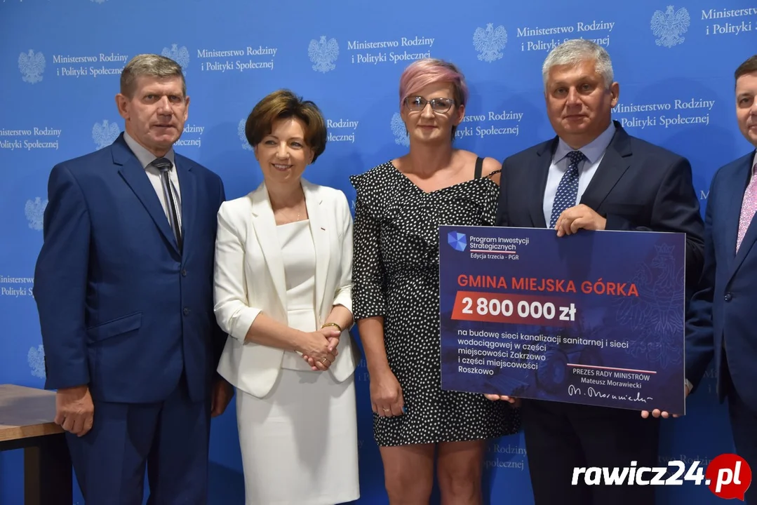 Minister wręczyła samorządowcom promesy (FOTO) - Zdjęcie główne