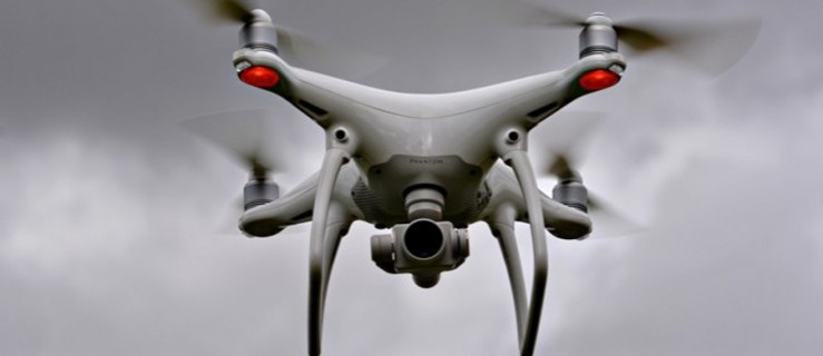 Dron sprawdza powietrze nad miastem - Zdjęcie główne