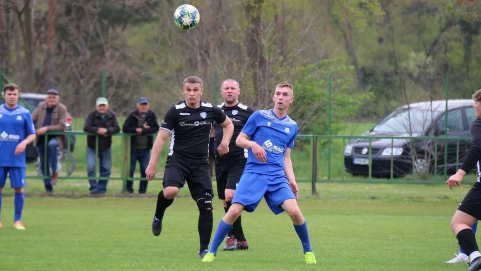 Zwycięstwo Sarnowianki Sarnowa. Ekipa ze Stadionu Leśnego wskoczyła na pozycję wicelidera [ZDJĘCIA] - Zdjęcie główne