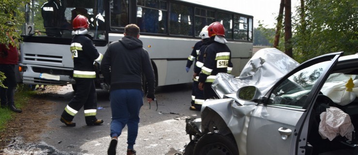 Wypadek autokaru. Ze szkoły wracało nim 34 dzieci (FOTO) - Zdjęcie główne