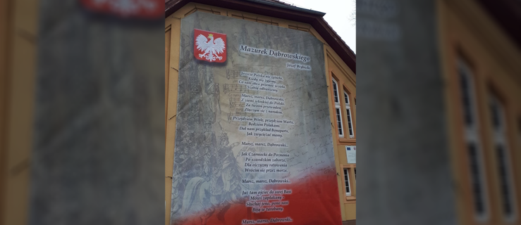 Miejska Górka. Słowa "Mazurka Dąbrowskiego" na ścianie budynku - Zdjęcie główne
