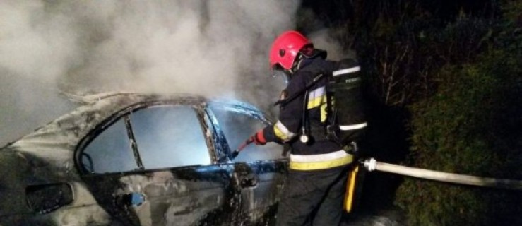 Pożar w sylwestrową noc. Doszczętnie spłonęło BMW - Zdjęcie główne