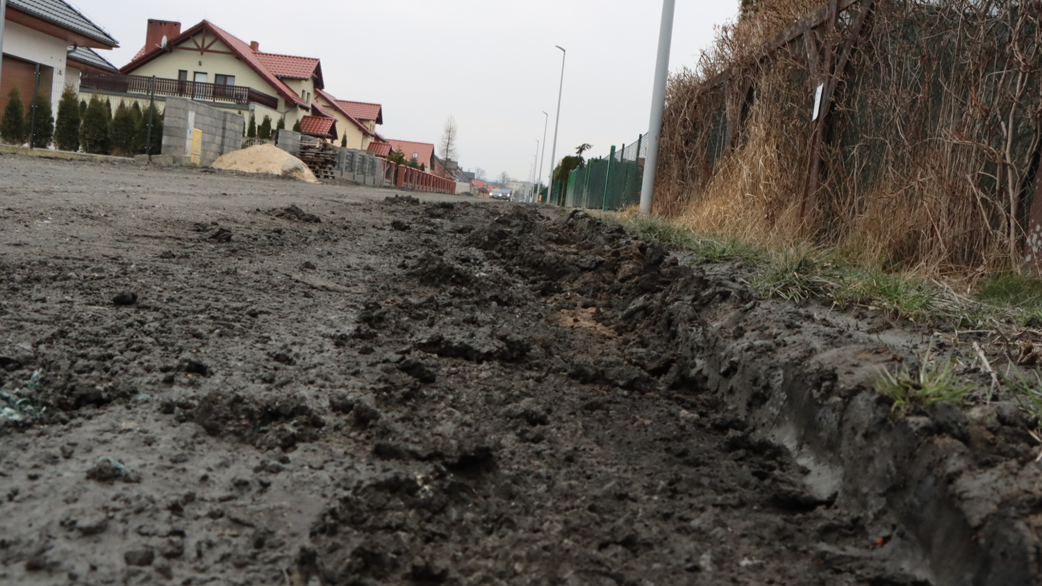 Na Szczęśliwej nie ma drogi tylko klepisko? - Zdjęcie główne