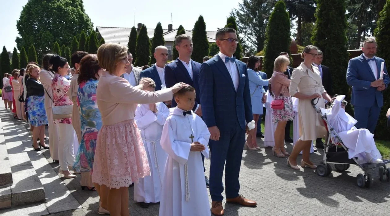 Dzieci z parafii w Jutrosinie przyjęły sakrament I Komunii Św. [FOTO] - Zdjęcie główne