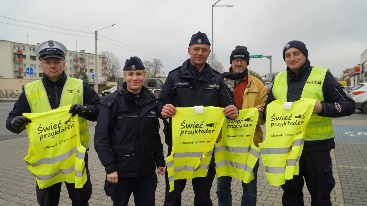 Policjanci w Rawiczu rozdawali kamizelki w ramach akcji "Świeć przykładem" [ZDJĘCIA] - Zdjęcie główne