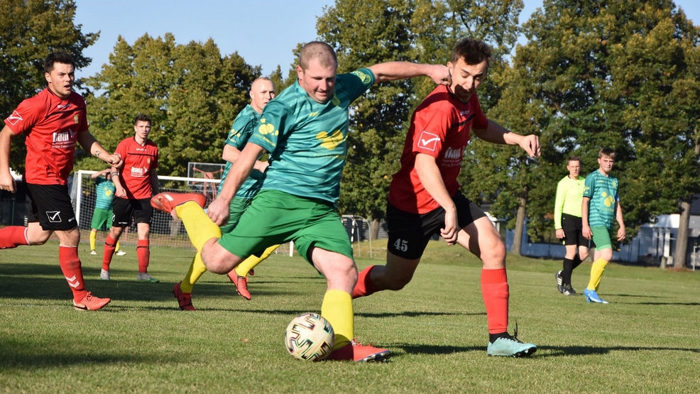 Bojanowo. Rawicz. Hat-trick Marka Lutowicza dla Ruchu. Sarnowianka wróciła "na tarczy" [ZDJĘCIA] - Zdjęcie główne