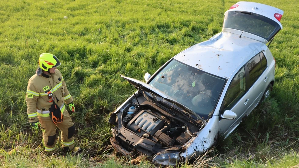 Auto dachowało i wylądowało w rowie. Do kolizji doszło na drodze łączącej Osiek i Borek [ZDJĘCIA] - Zdjęcie główne