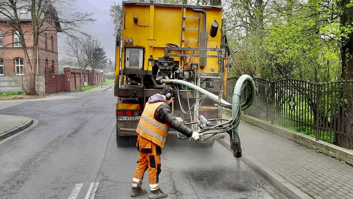 Naprawiają nawierzchnie rawickich ulic - Zdjęcie główne