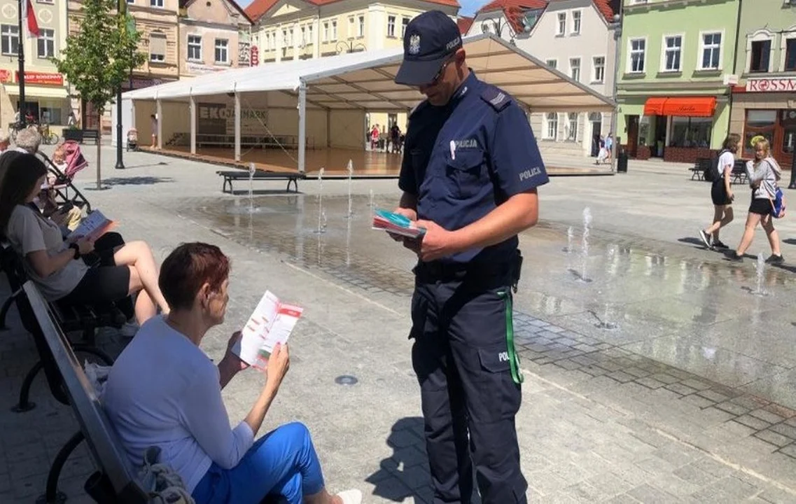 Policjanci ostrzegali przed złodziejami. Akcja w centrum Rawicza  - Zdjęcie główne