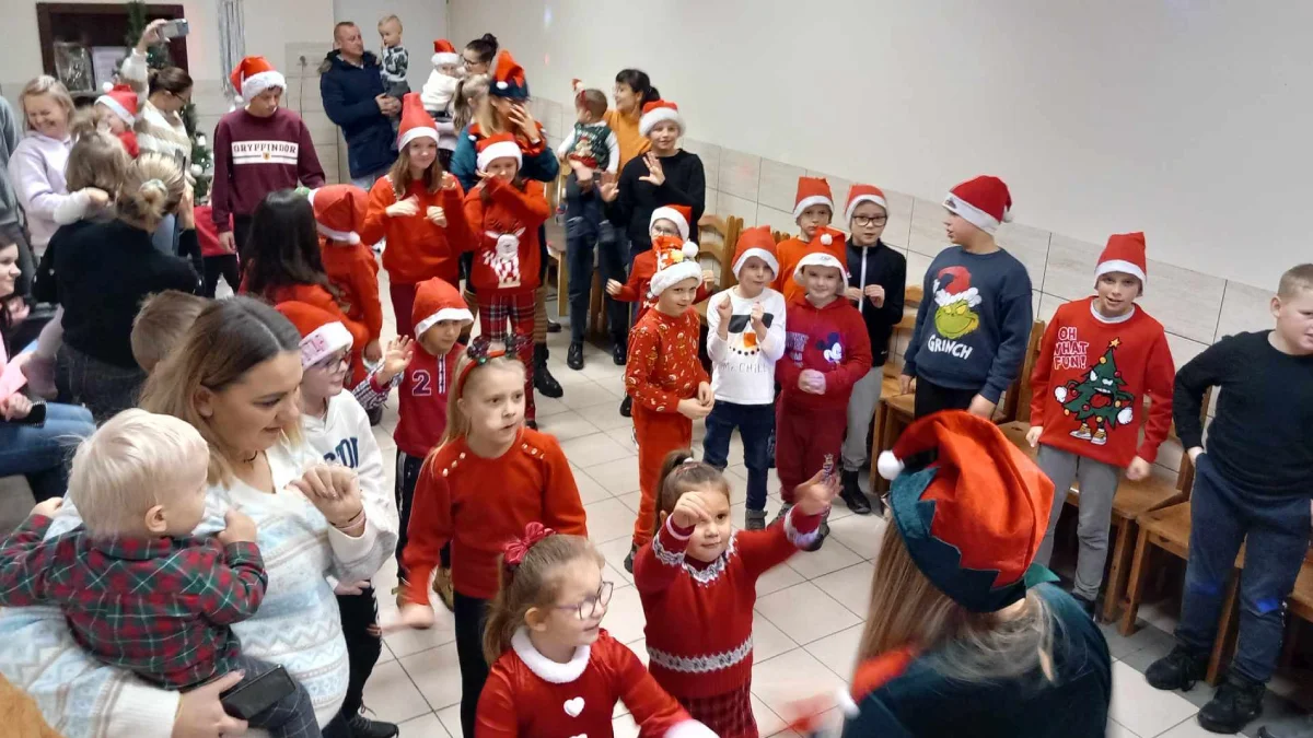 Mikołaj odwiedził najmłodszych także w Kołaczkowicach. Były animacje, popcorn i przejażdżka Żukiem [ZDJĘCIA] - Zdjęcie główne