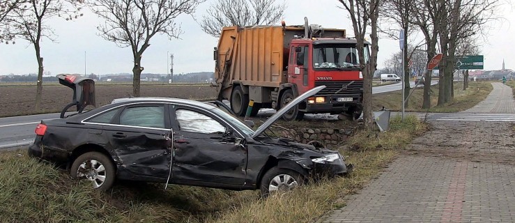 Kolizja audi ze śmieciarką. Kierowca osobówki trafił do szpitala - Zdjęcie główne