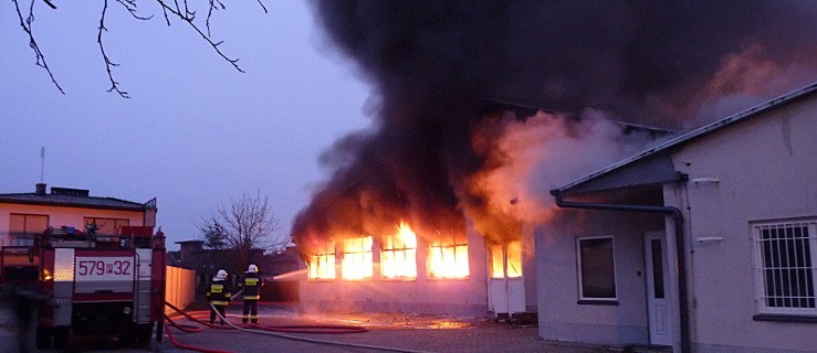 Pożar hali w Jutrosinie. W akcji kilkudziesięciu strażaków - Zdjęcie główne