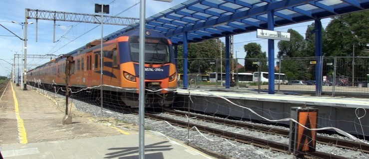 Żeby pojechać, trzeba się nachodzić. Kilka minut drogi na peron - Zdjęcie główne