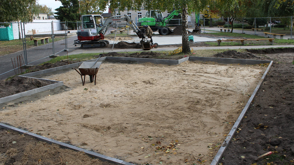 Powstaje nowy plac zabaw przy szkole  - Zdjęcie główne