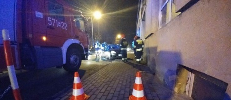 Auto uderzyło w budynek. Jedna osoba ranna [FOTO] - Zdjęcie główne