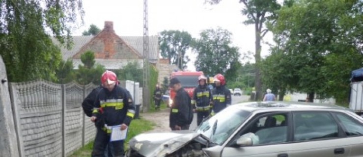 Sworowo. Z impetem uderzyli w betonowy płot - Zdjęcie główne