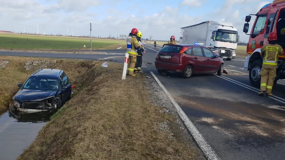 Kolizja pod Roszkówkiem. Do szpitala trafiła kobieta w ciąży [ZDJĘCIA] - Zdjęcie główne