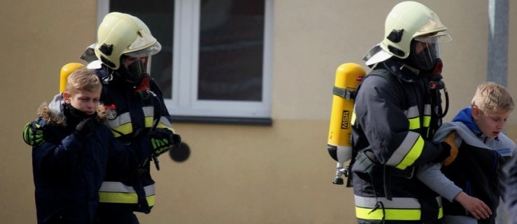 Alarmy w szkołach w Sobiałkowie i Sarnowie. Na miejsce wezwano strażaków - Zdjęcie główne