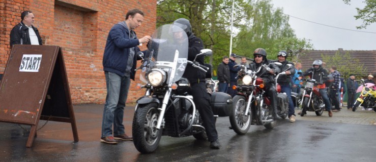 Impreza motocyklowa w deszczu - Zdjęcie główne