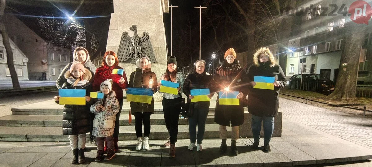 Manifestacja obywatelek Ukrainy w Rawiczu. "Ludzie starają się nie panikować, ale strach jest" [ZDJĘCIA] - Zdjęcie główne