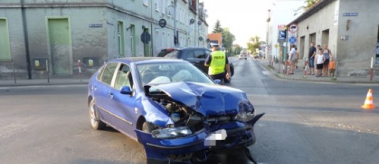 Zderzenie na skrzyżowaniu przy wyłączonej sygnalizacji - Zdjęcie główne