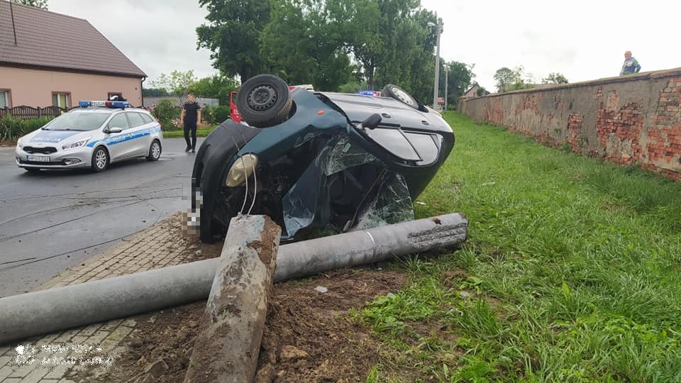 Bojanowo. Kierowca skasował słup energetyczny i rozbił auto w Trzeboszu - Zdjęcie główne