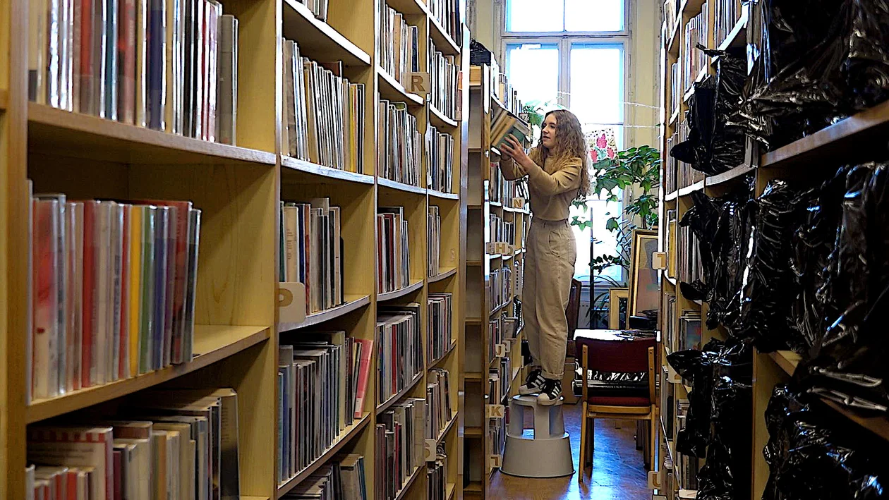 Duch biblioteki i zakładka ze śledzia. Ostatnia wizyta w bibliotece na Targowej - Zdjęcie główne